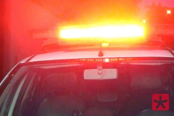 imagem colorida mostrando as luzes em vermlho e amarelo de uma viatura da polícia militar