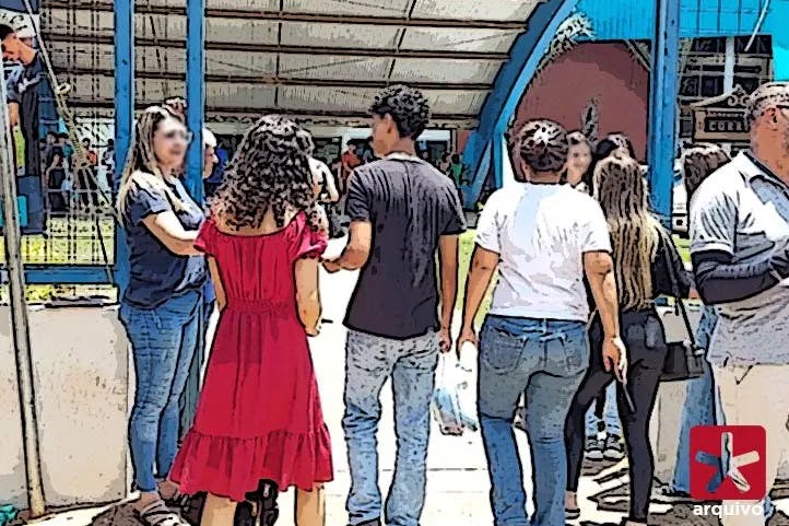 imagem de arquivo, com estudantes entrando no local de prova do Enem