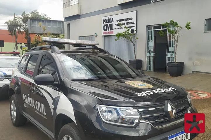 imagem colorida mostrando viatura da Polícia Civil em frente a delegacia regional de Patos de Minas