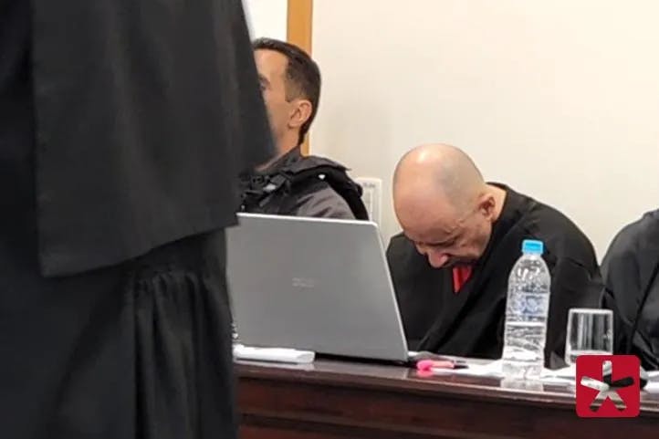 Fotografia mostrando o réu Ronan Custódio de cabeça baixa durante o julgamento
