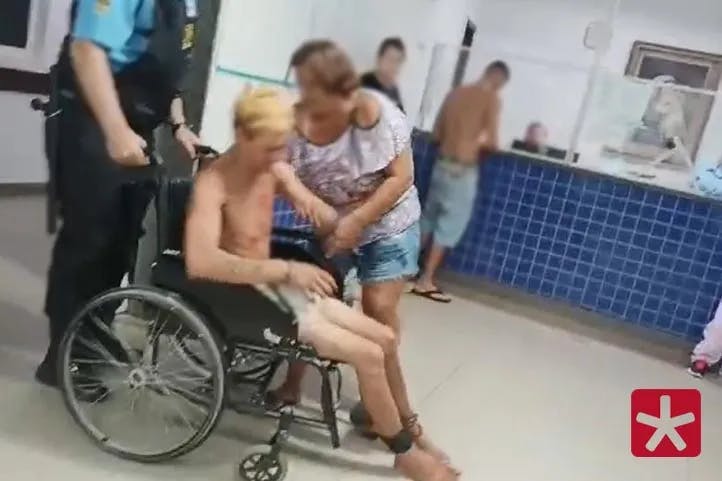 vítima de agressão em cadeira de rodas no Hospital Regional