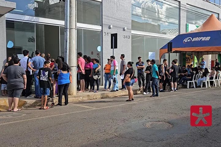 imagem colorida mostrando pessoas em fila a espera de atendimento no Cartório Eleitoral de Patos de Minas