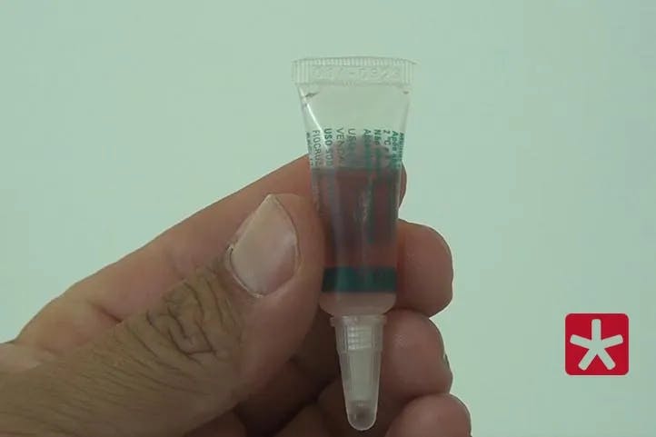 imagem mostrando uma mão segurando ampola da vacina contra a polio