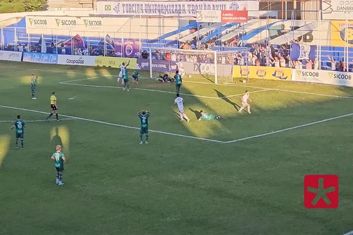 imagem colorida mostrando momento do gol da URT contra a Caldense