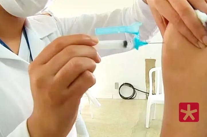 imagem colorida mostrando enfermeira aplicando vacina no braço de uma paciente
