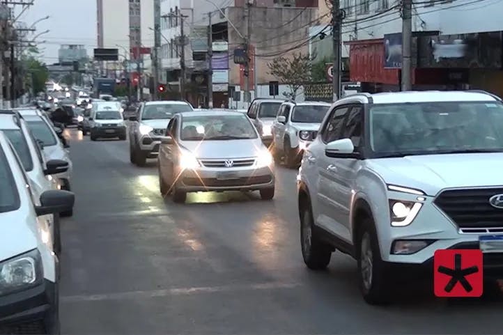 imagem colorida mostrando vários veículos transitando na Rua Major Gote, Centro de Patos de Minas
