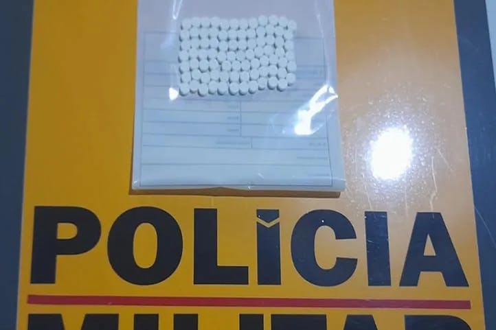 Polícia flagra condutor inabilitado com comprimidos de rebite em Patos de Minas