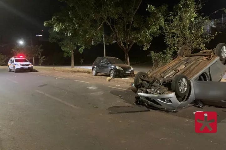 Carro capota quatro vezes após mulher perder controle de veículo na Avenida Fátima Porto 