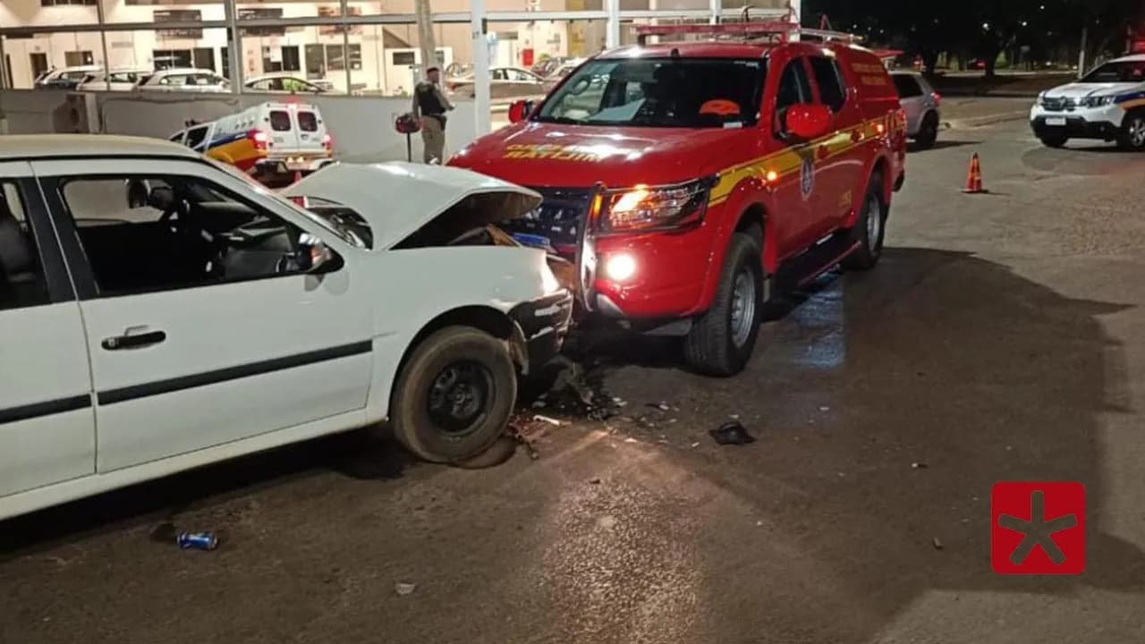 Carro avança parada obrigatória e bate em viatura do Corpo de Bombeiros