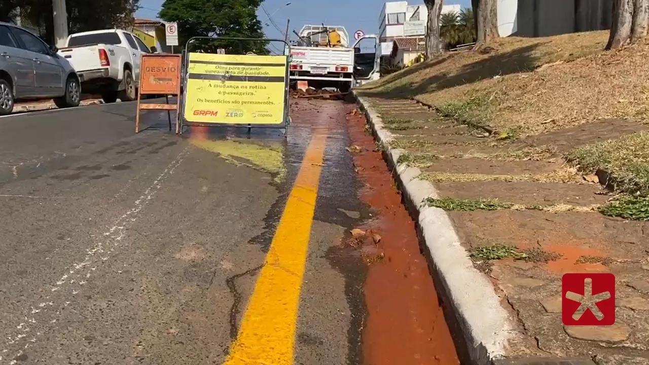 Novo vazamento de água interdita parte de avenida no Centro de Patos de Minas