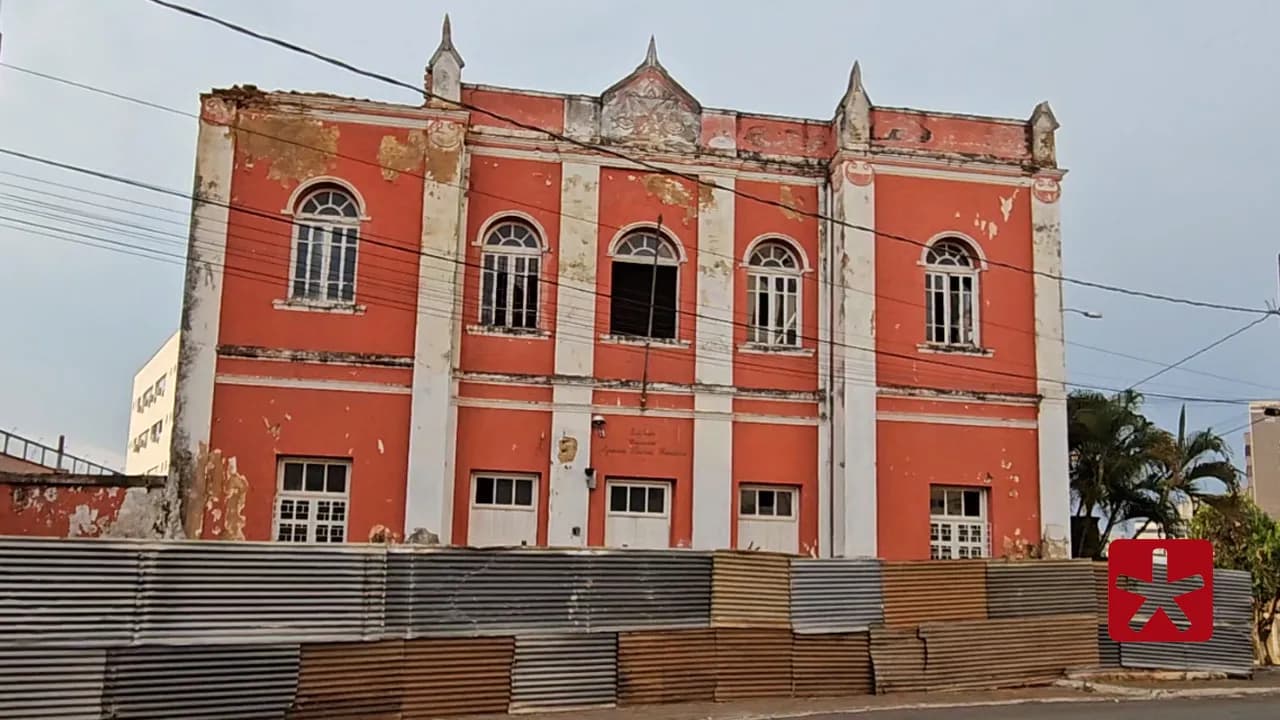 Casa de Câmara e Cadeia está localizad na rua Tiradentes, em Patos de Minas 