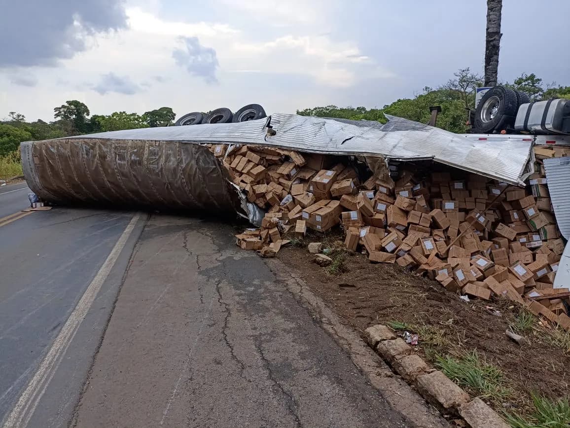 A carreta tombada ocupa parte da BR-365, dificultando o tráfego na região.