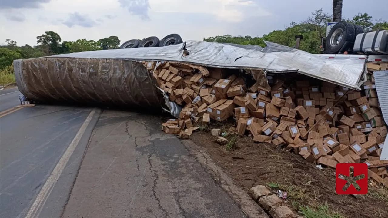 Carreta tomba na BR-365 e saqueadores da carga são multados pela PRF