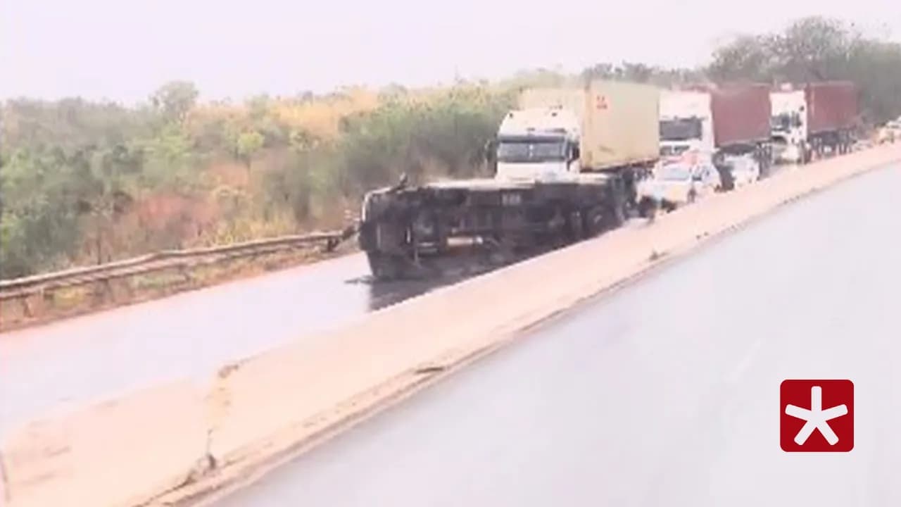 Van tomba na BR-352 em Patos de Minas e causa congestionamento