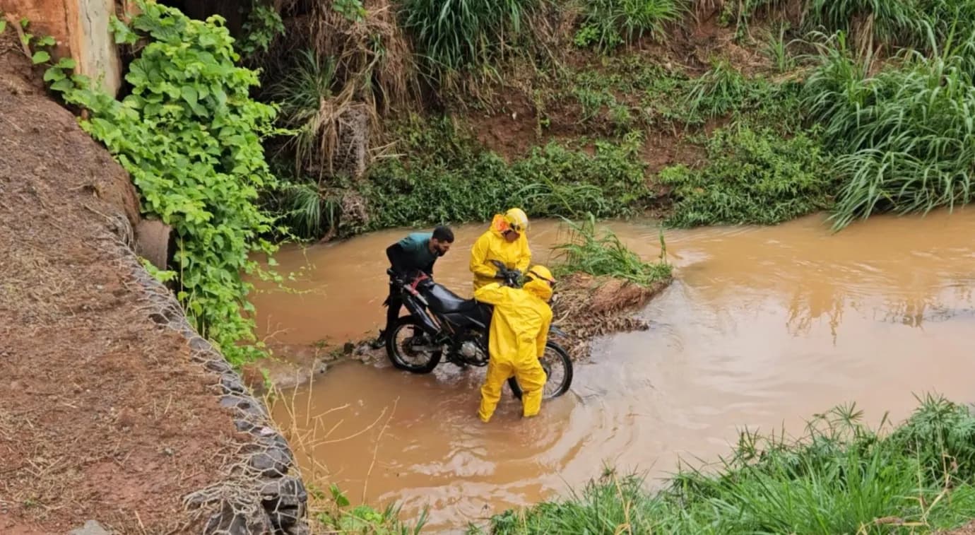  Corpo de Bombeiros esteve no local e acionou o serviço de guincho para retirar a motocicleta, que foi parar dentro das águas do córrego.