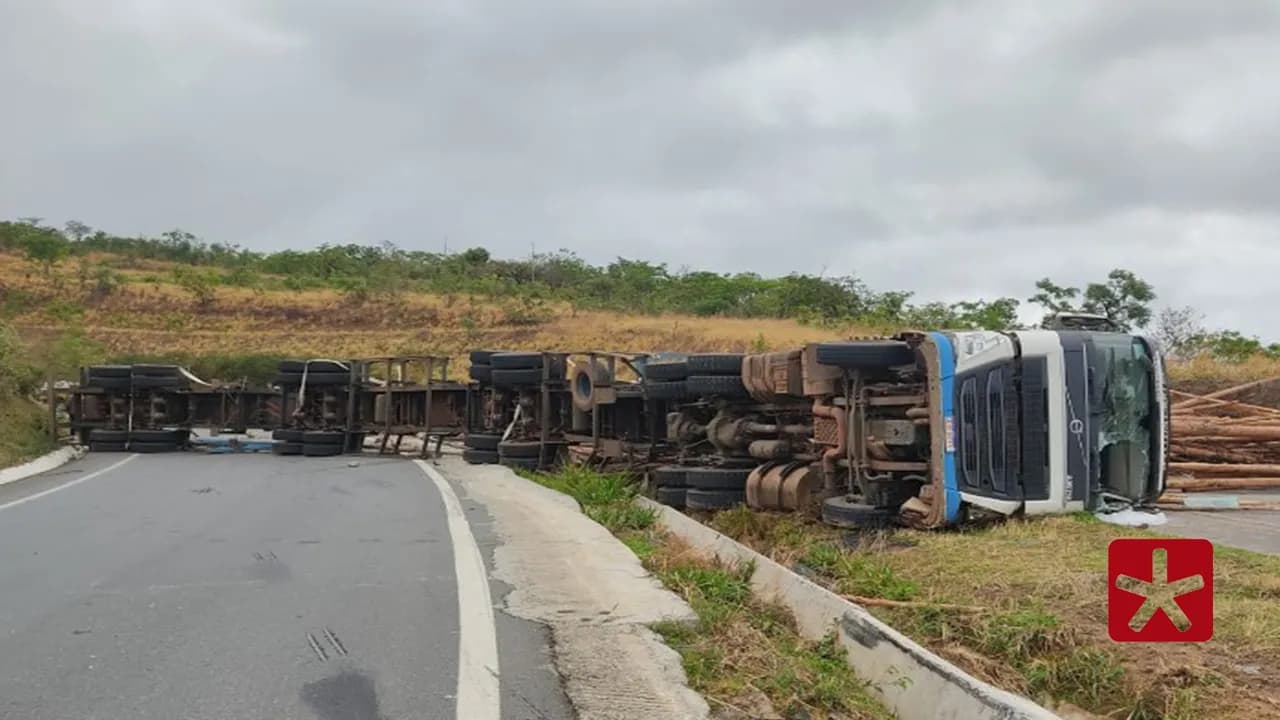 Caminhão com carga de eucalipto tomba e obstrui BR-146 em Serra do Salitre