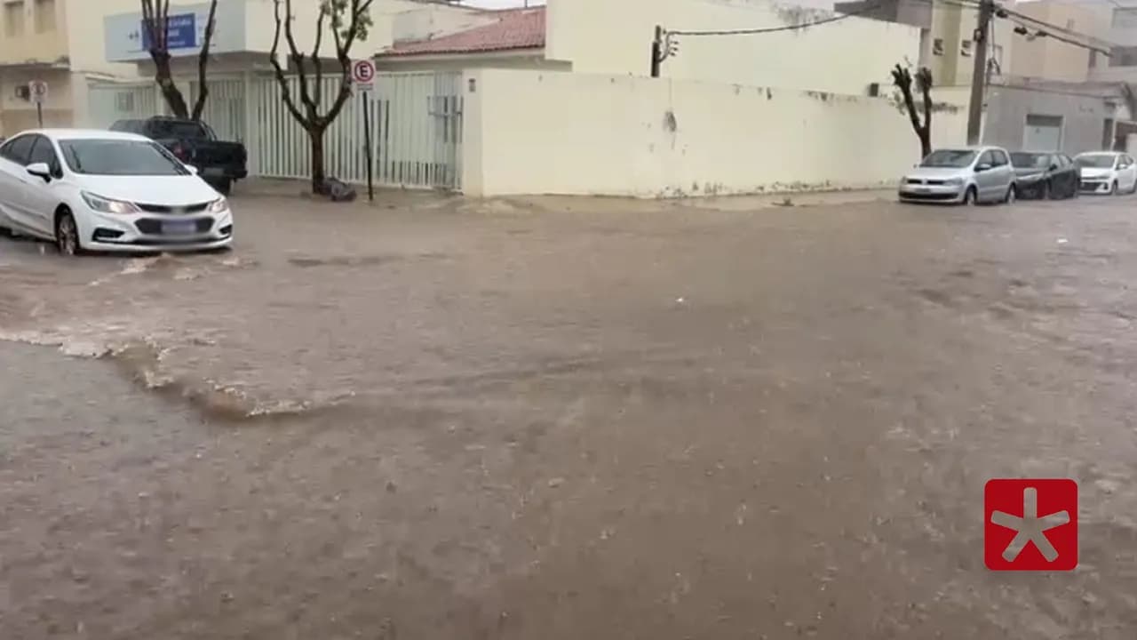 Chuva causa alamentos em Patos de Minas