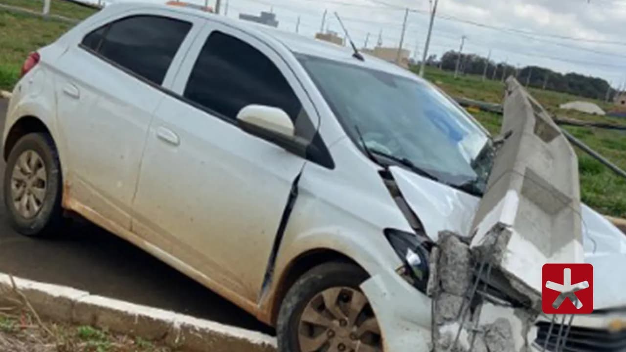 Motociclista bate em poste da rede elétrica e morre