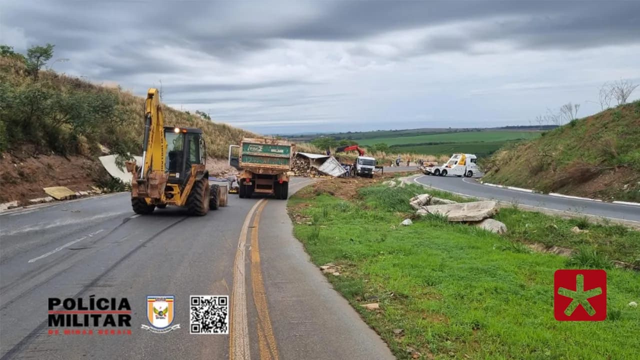 Acidente com carreta que transportava frutas interdita rodovia