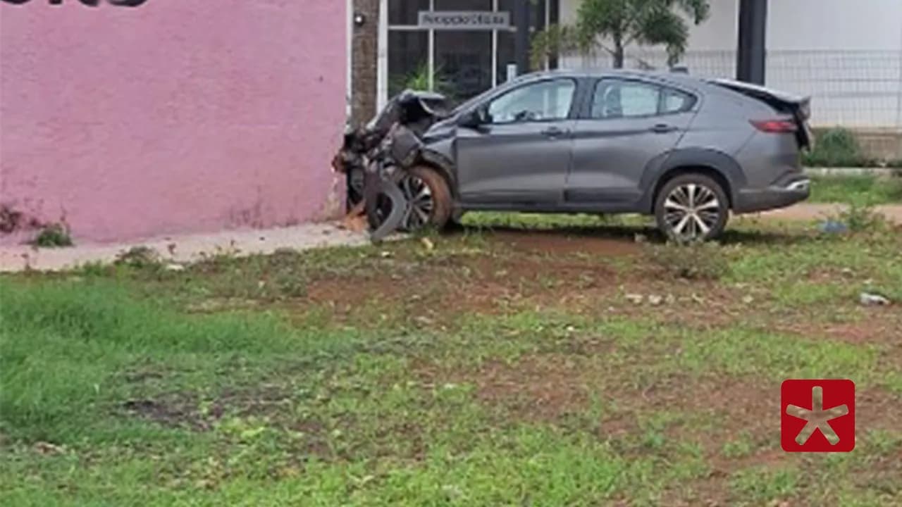 Veículo atinge muro de boate no bairro Industrial em Patos de Minas