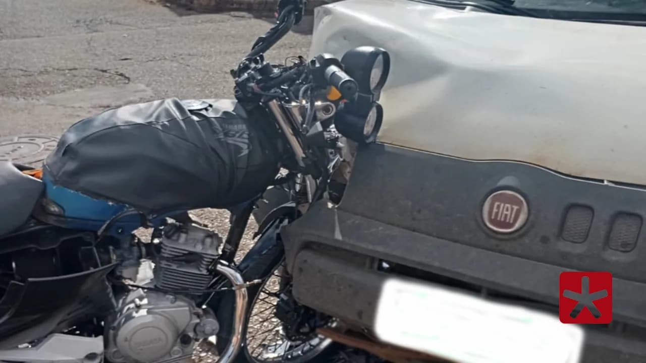 Motociclista fica ferido após acidente com carro em cruzamento no bairro Alvorada