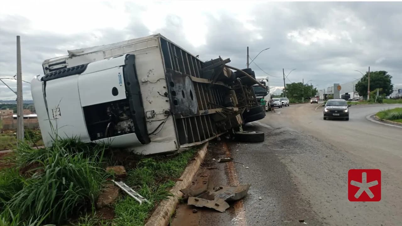 Carreta que transportava verduras tomba no trevo de Lagoa Formosa