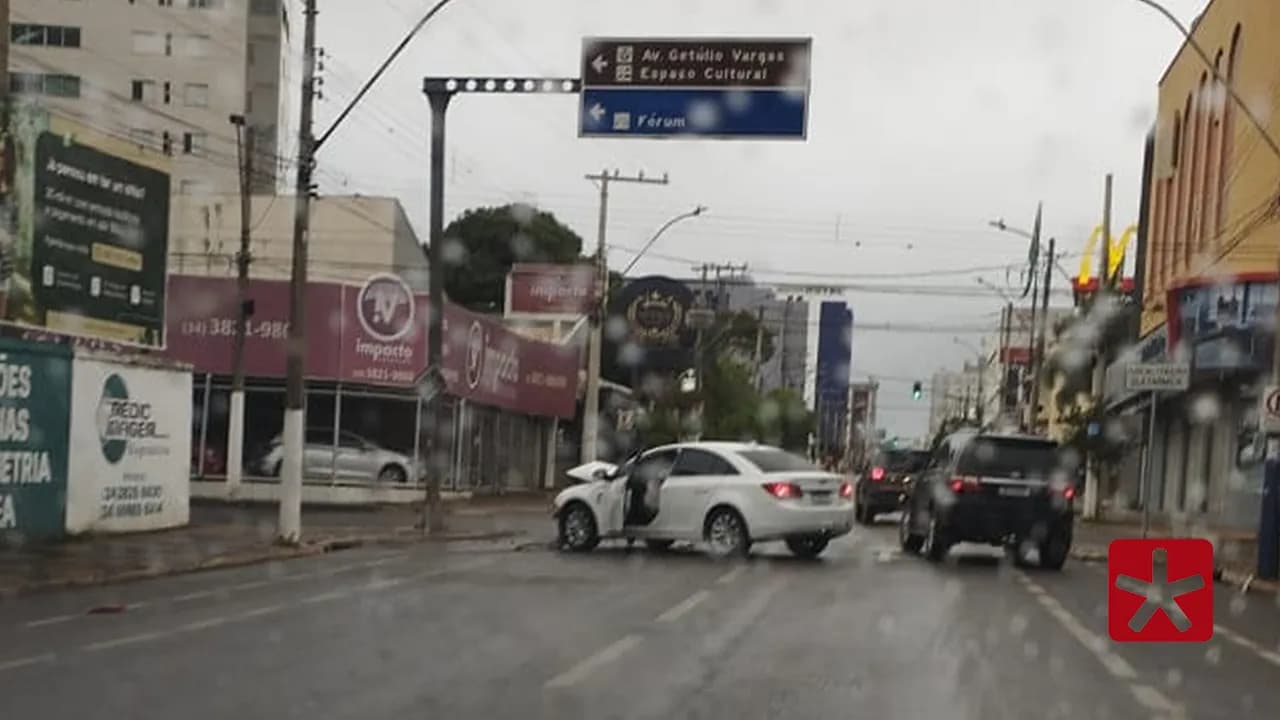 Acidente ocorreu na Rua Major Gote, em Patos de Minas