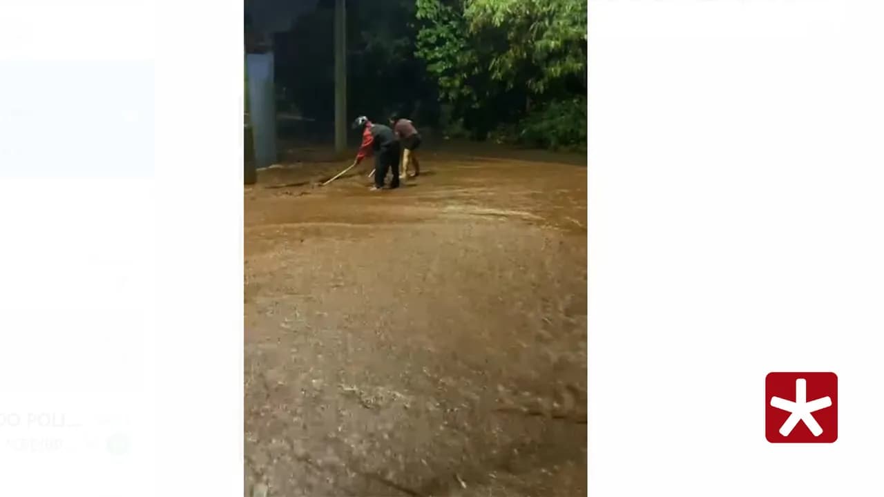 Moradores tentam evitar que enxurrada atinja residências