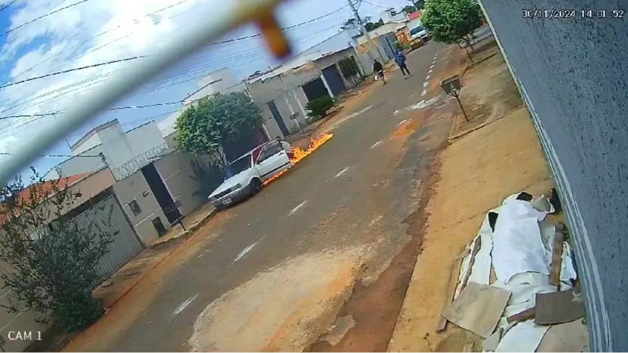 Suspeitos de incendiar carro