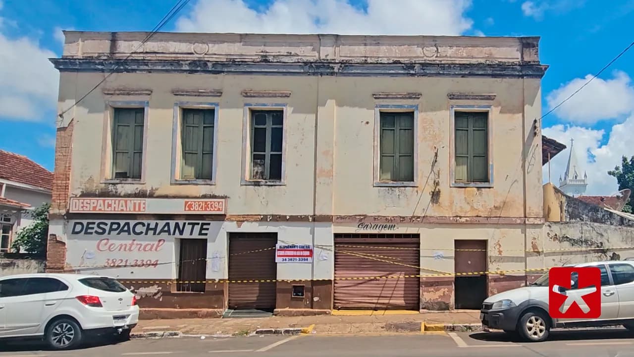 Imóvel está localizado na Rua Olegário Maciel, n.º 432, em Patos de Minas