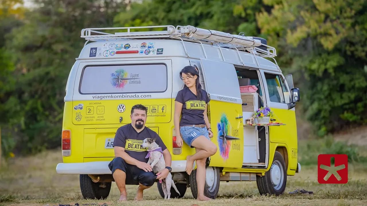 Casal percorre mundo em Kombi amarela desde 2018