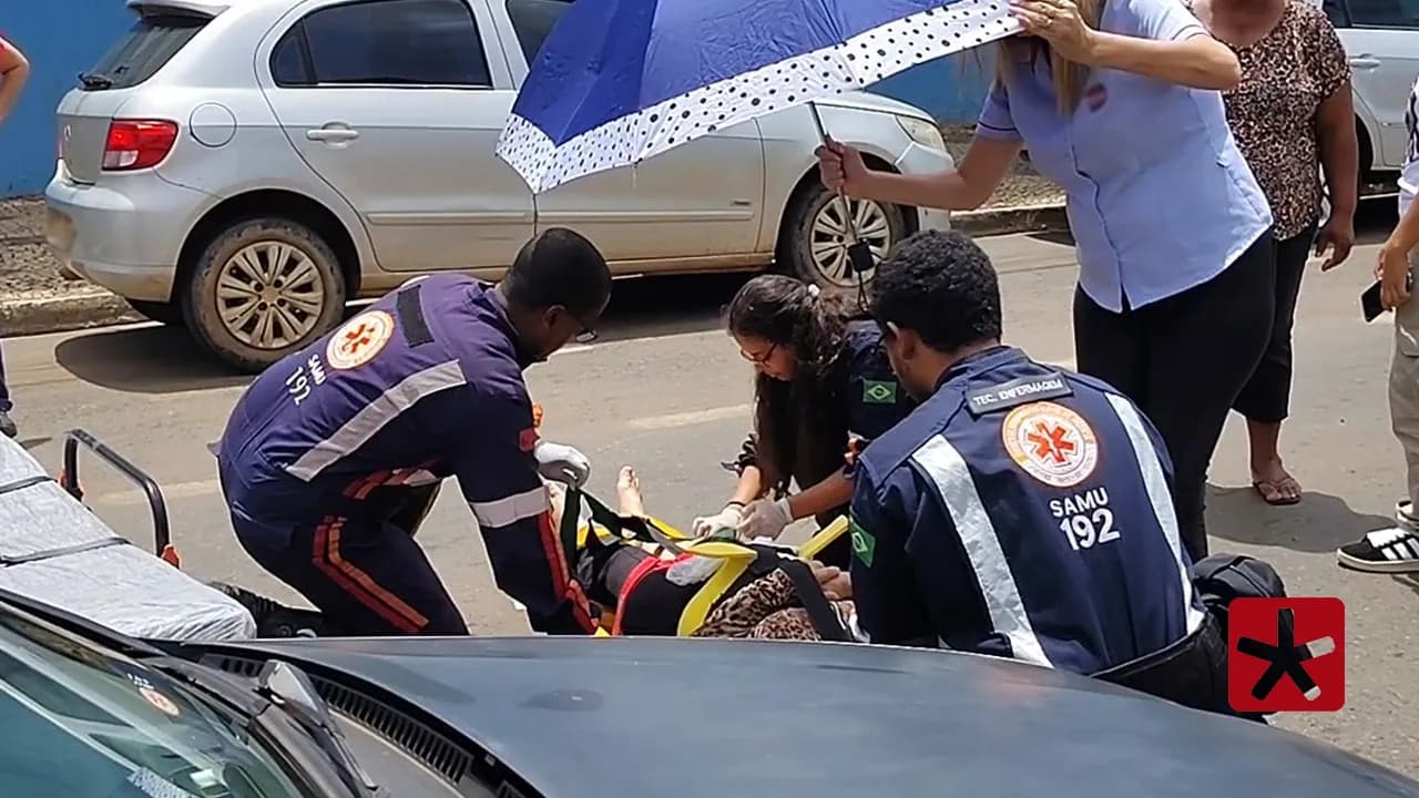 Mulher fica ferida em acidente envolvendo motocicletas e carro em Patos de Minas