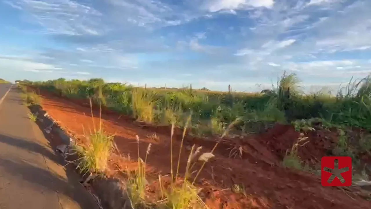 Destruição de canaletas em rodovia gera reclamações em Patos de Minas