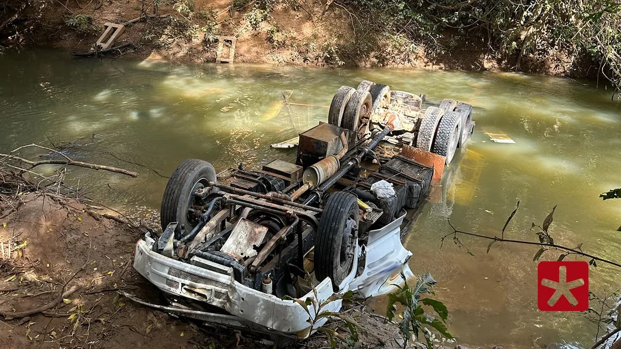 Motorista morre após caminhão que transportava ferragens cair em rio