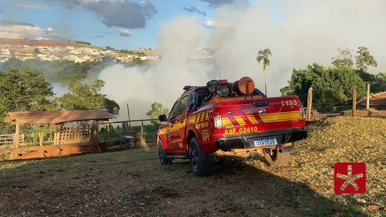 Bombeiros combatem incêndio no bairro Alto Caiçaras em Patos de Minas