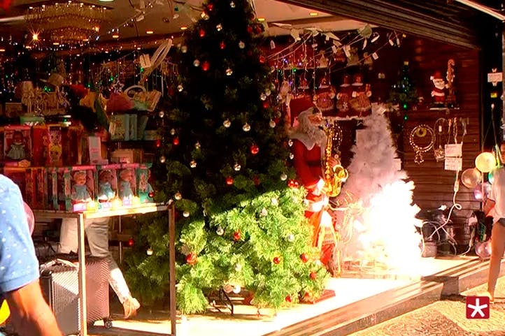 frente de loja com decoração de Natal