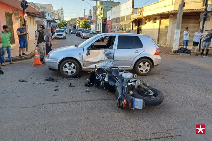 motocicleta e carro envolvidos em acidente