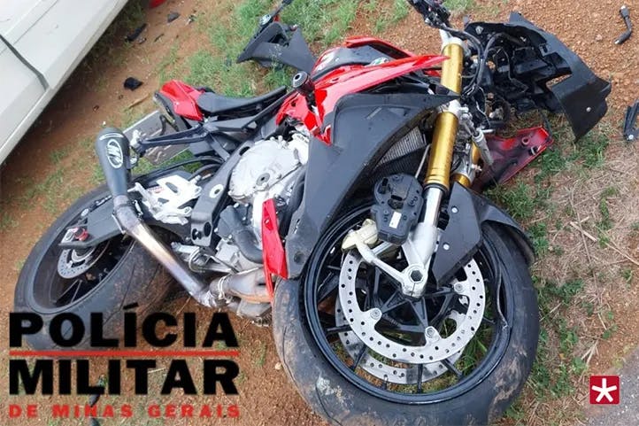 motocicleta danificada apos acidente