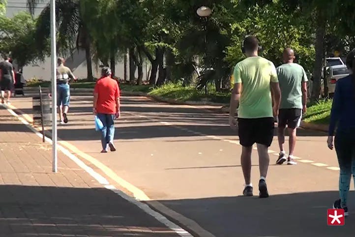 pessoas fazendo caminhada