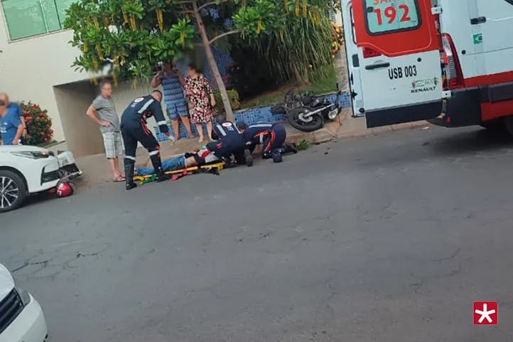 paciente sendo atendido no local do acidente pelo Samu.