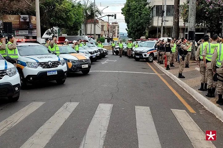 policiais perfilados ao lado de viaturas no Centro de Patos de Minas