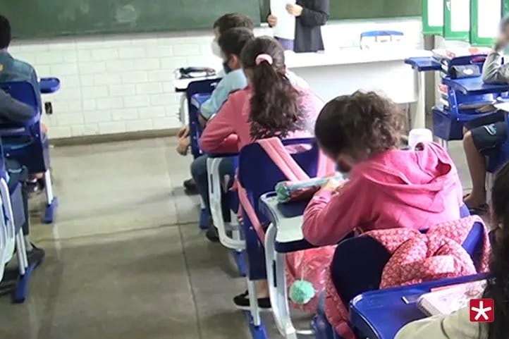 estudantes sentados em sala de aula