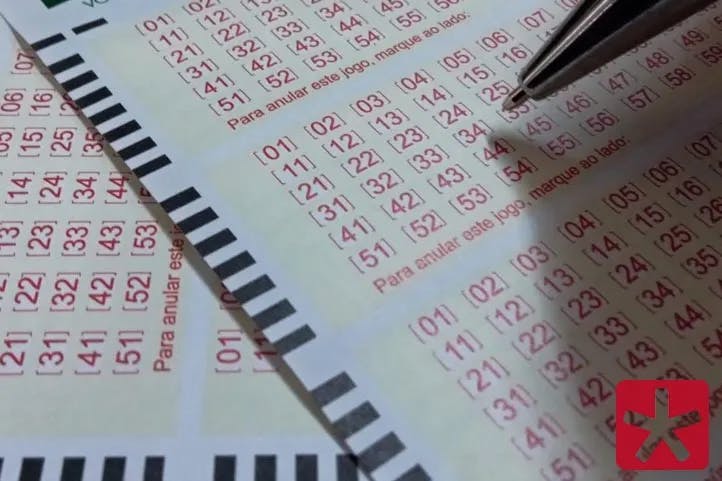 cartões de loteria e caneta sobre mesa