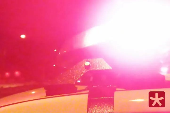 luzes em vermelho da viatura policial