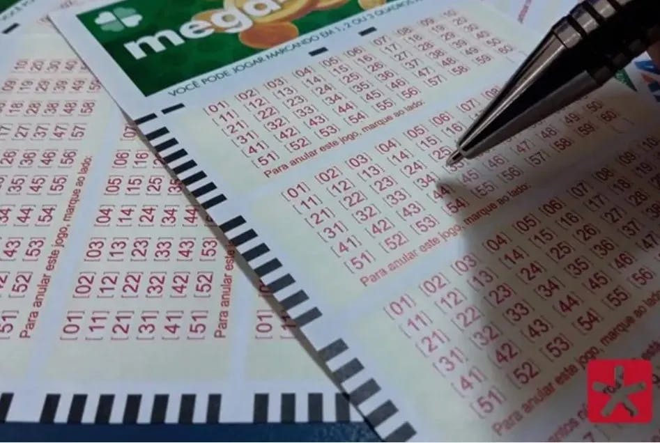 caneta sobre o cartão de loteria para marcar as numerações