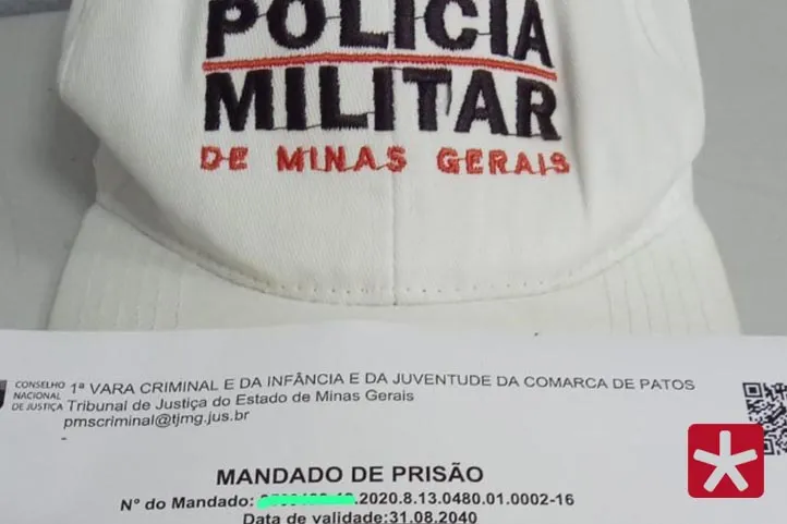 boné branco da polícia com documento de mandado expedido