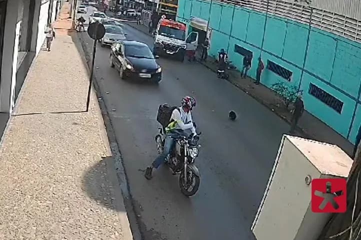 imagem colorida mostrando atendimento do Samu a vítima que está caida ao chão