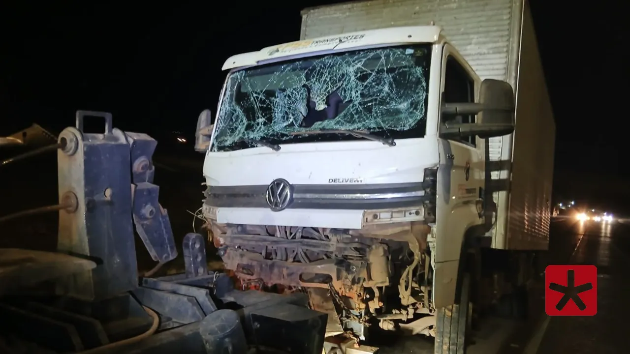 Motorista se distrai com ligação de celular e causa acidente entre caminhões