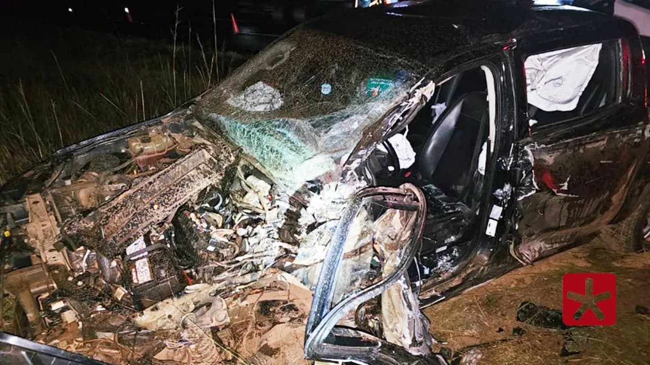 Carreta fica em 'L' e provoca acidente com caminhonete na BR-365 em Patos de Minas