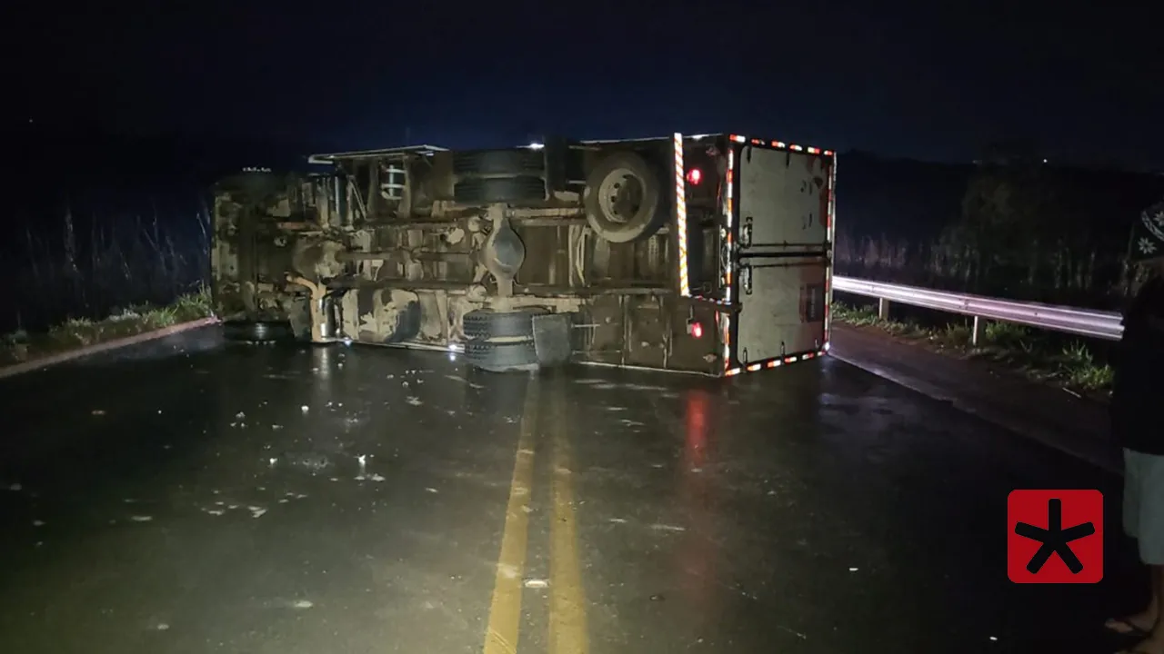 Caminhão que transportava alimentos tomba após derrapagem na BR-354